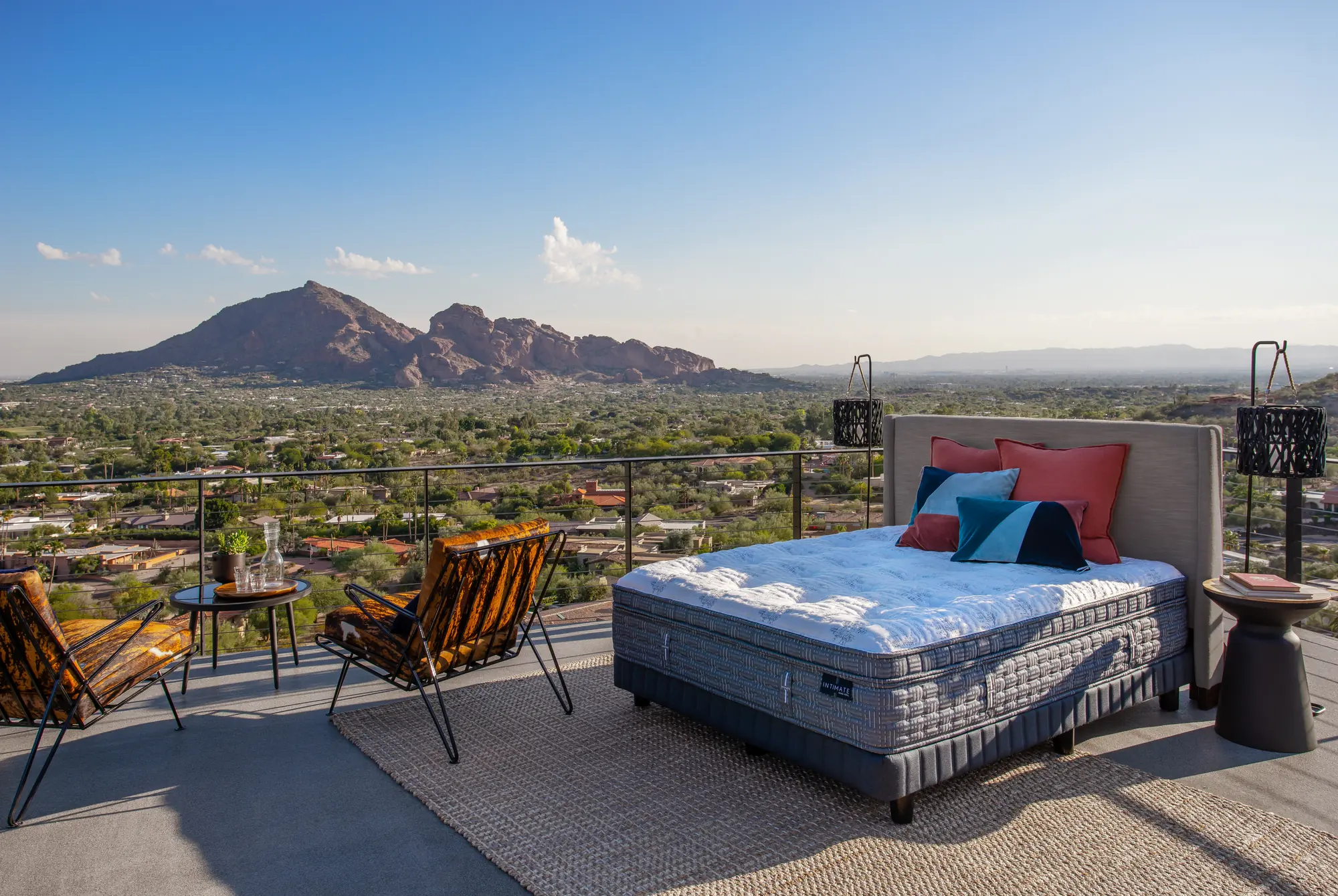 Matelas King Koil sur une terrasse face aux montagnes
